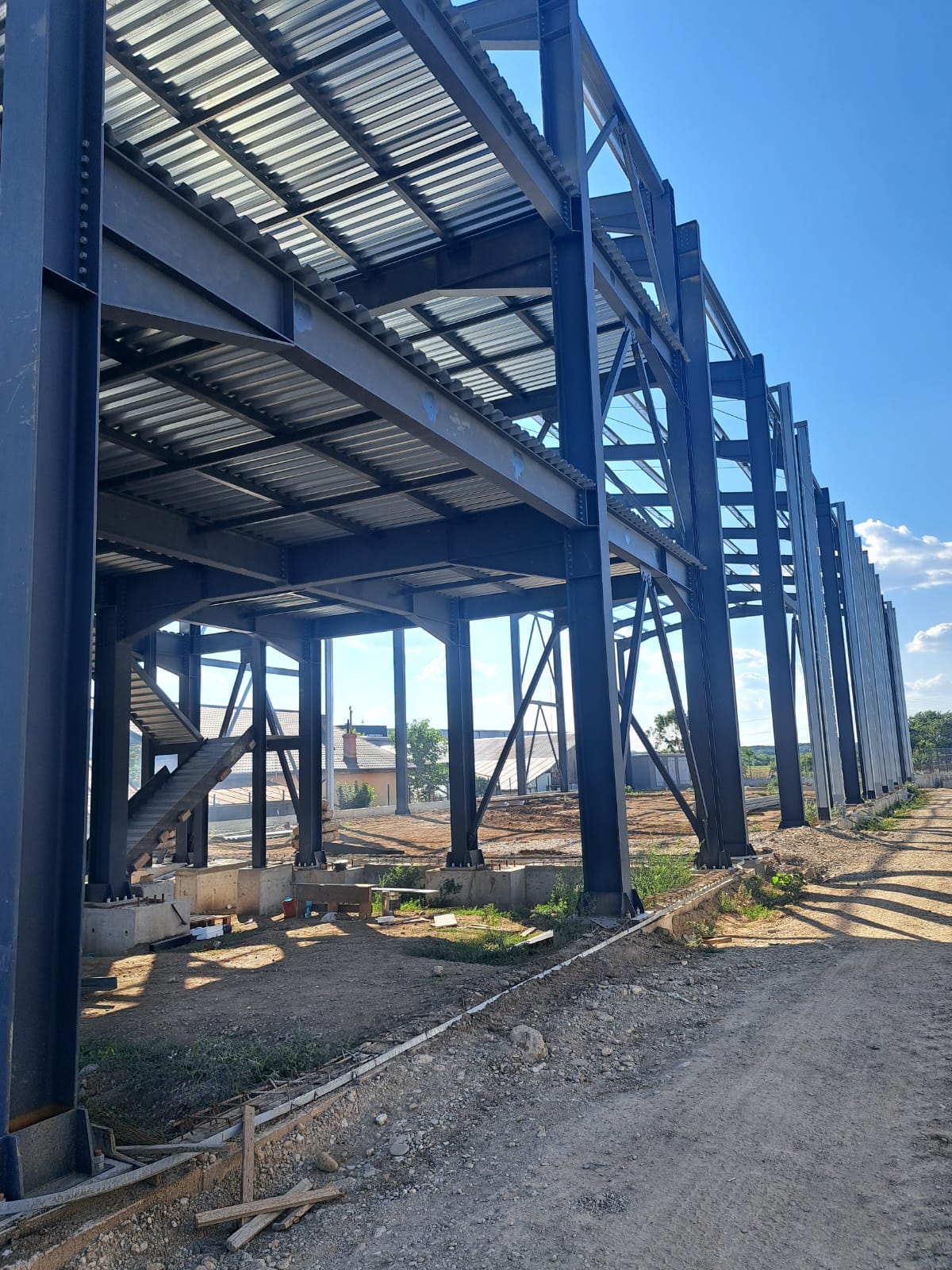 Structură metalică pentru hală industrială în execuție